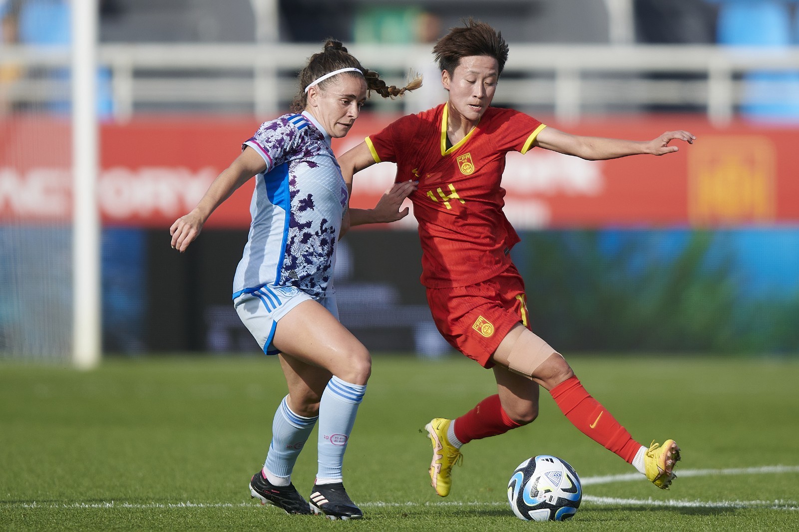 国际友谊赛上，女足球员奉献精彩比赛(国际友谊赛上,女足球员奉献精彩比赛视频)