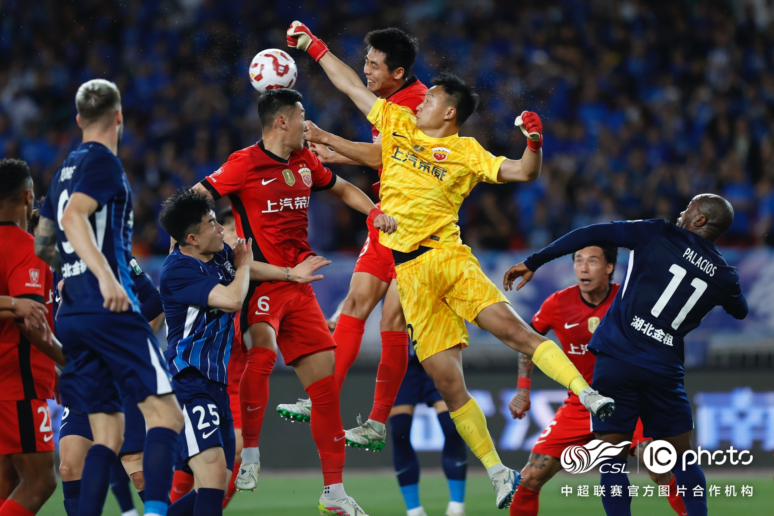 上海队取得胜利，登上联赛领先位置的简单介绍