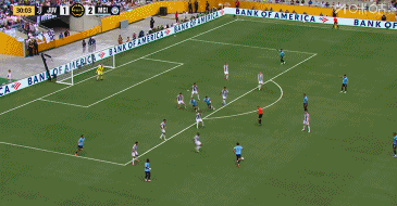 汉堡球员乌龙授球,成为失误焦点 汉堡球员乌龙授球,成为失误焦点