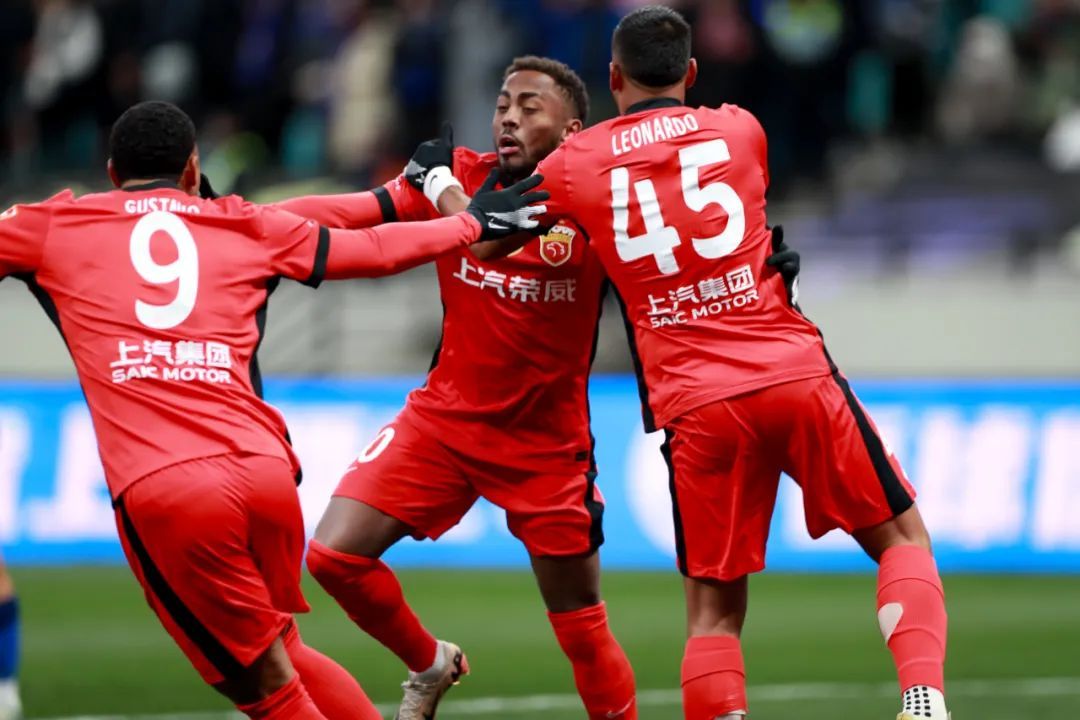 上港队主场大胜,继续保持领先优势 上港队主场大胜,继续保持领先优势
