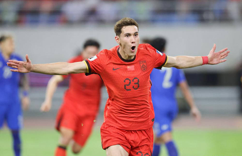 本土球员崭露头角,成为团队支柱 本土球员崭露头角,成为团队支柱