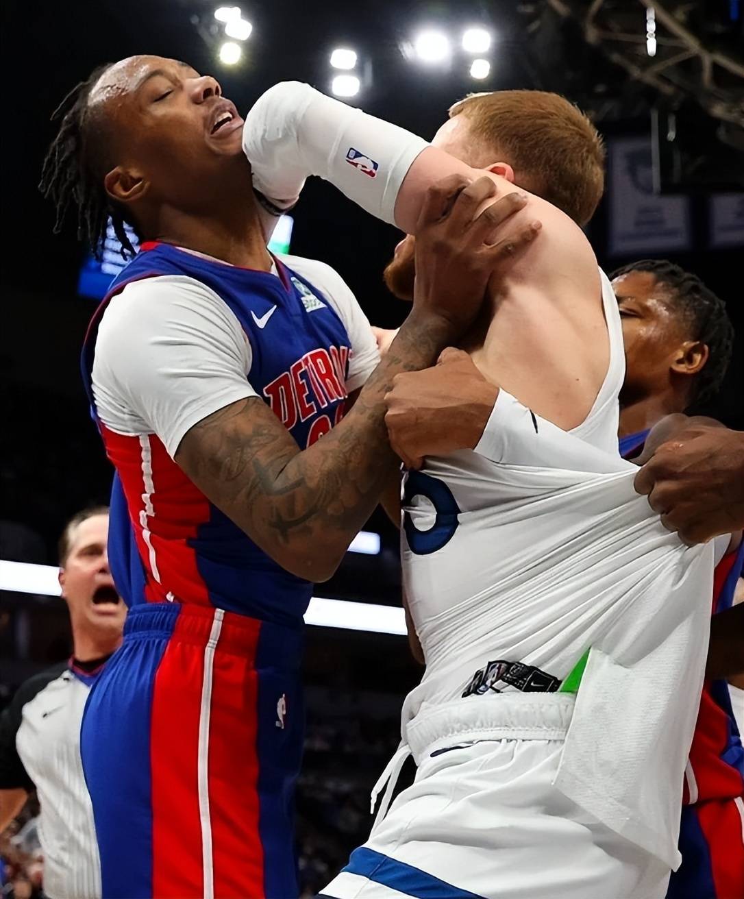 九游娱乐馆-比赛中球员受伤倒地，引发场面混乱