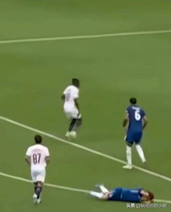 比赛中球员受伤倒地,引发场面混乱 比赛中球员受伤倒地,引发场面混乱