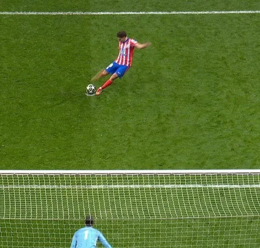 关于罚球时球员左脚射门,轻松得手的信息 关于罚球时球员左脚射门,轻松得手的信息