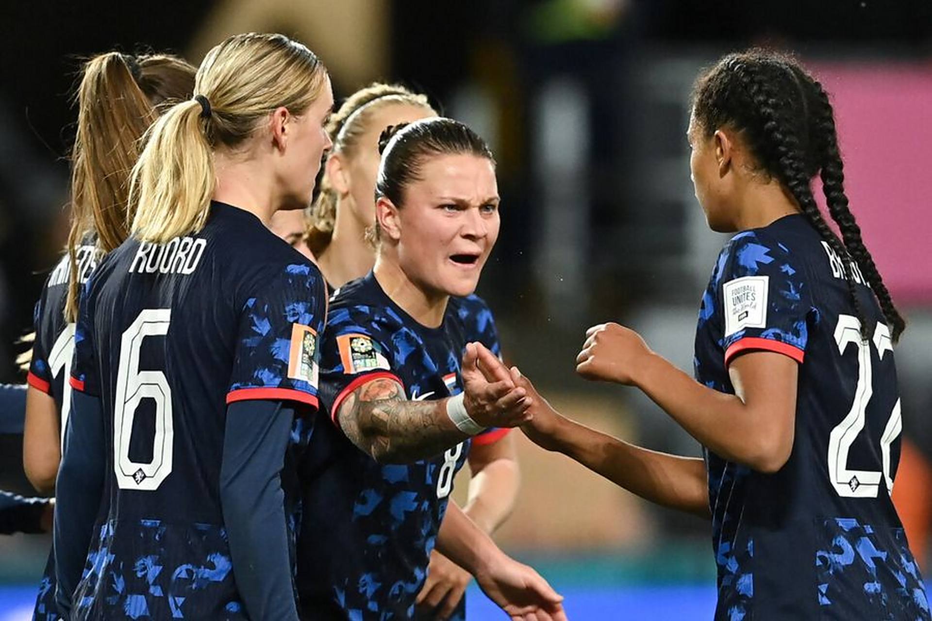 荷兰女足队在比赛中展现团队合作 荷兰女足队在比赛中展现团队合作