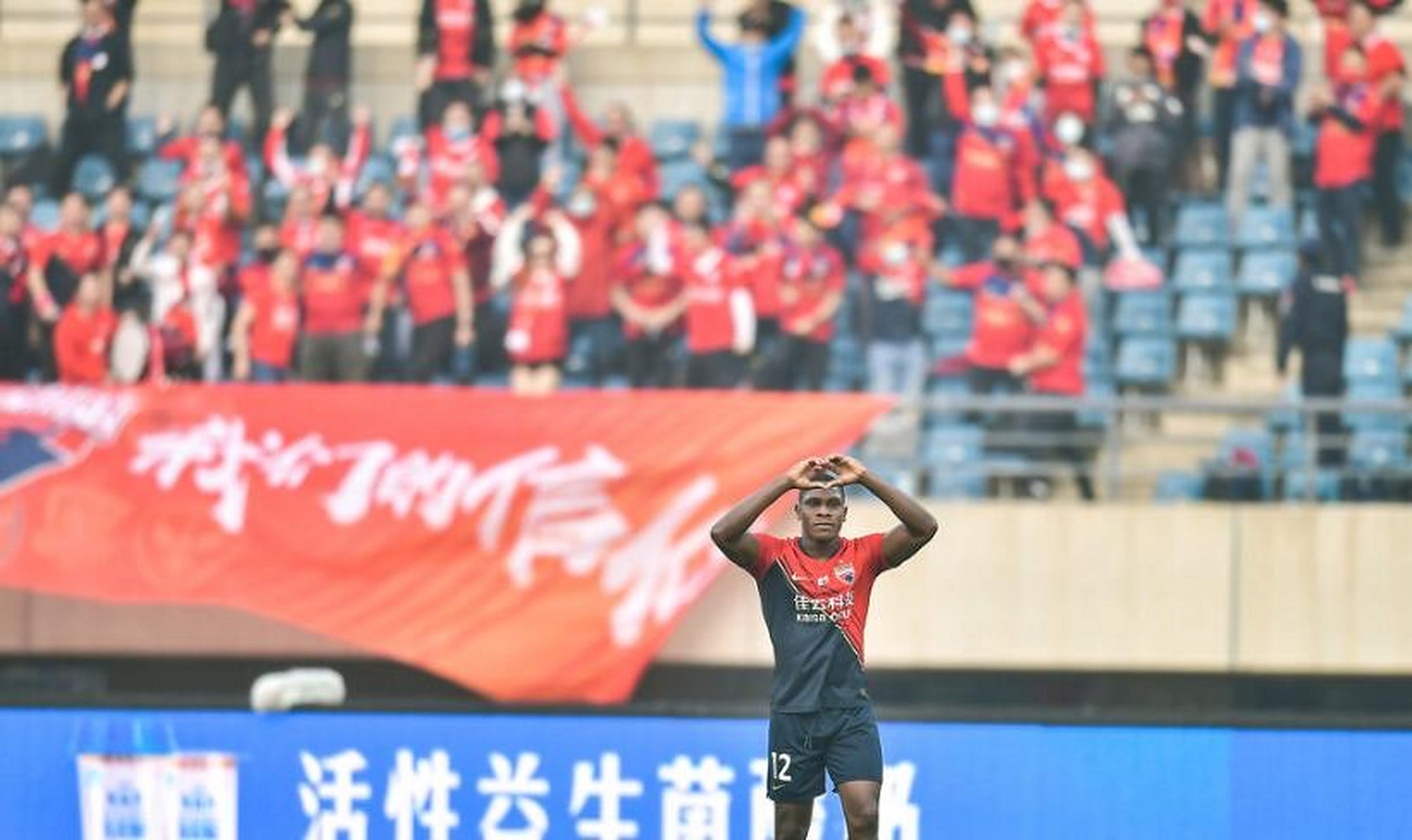 天津泰达队凭借进攻火力取得胜利，实现保级目标的简单介绍