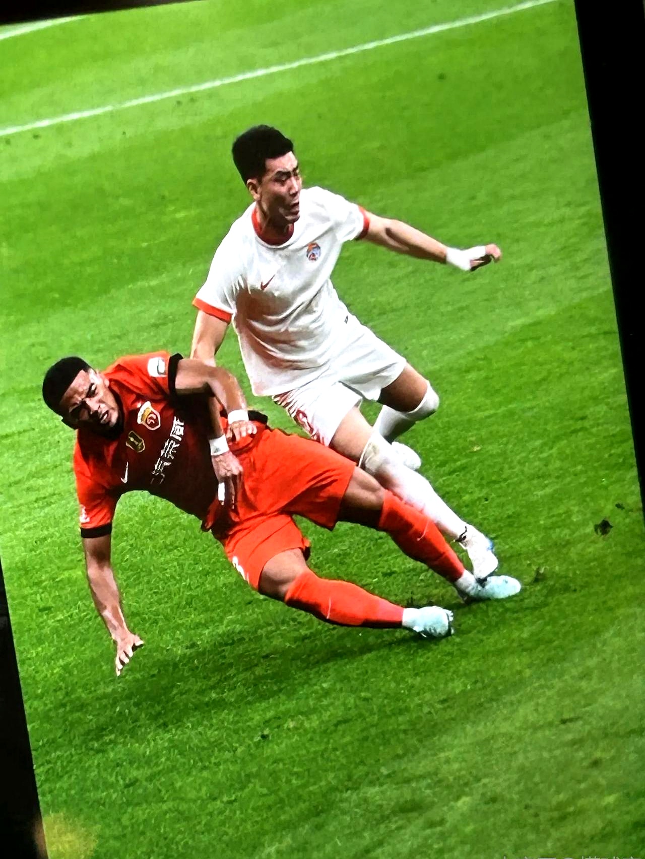 球队攻防俱佳,一举击败对手赢得比赛 球队攻防俱佳,一举击败对手赢得比赛