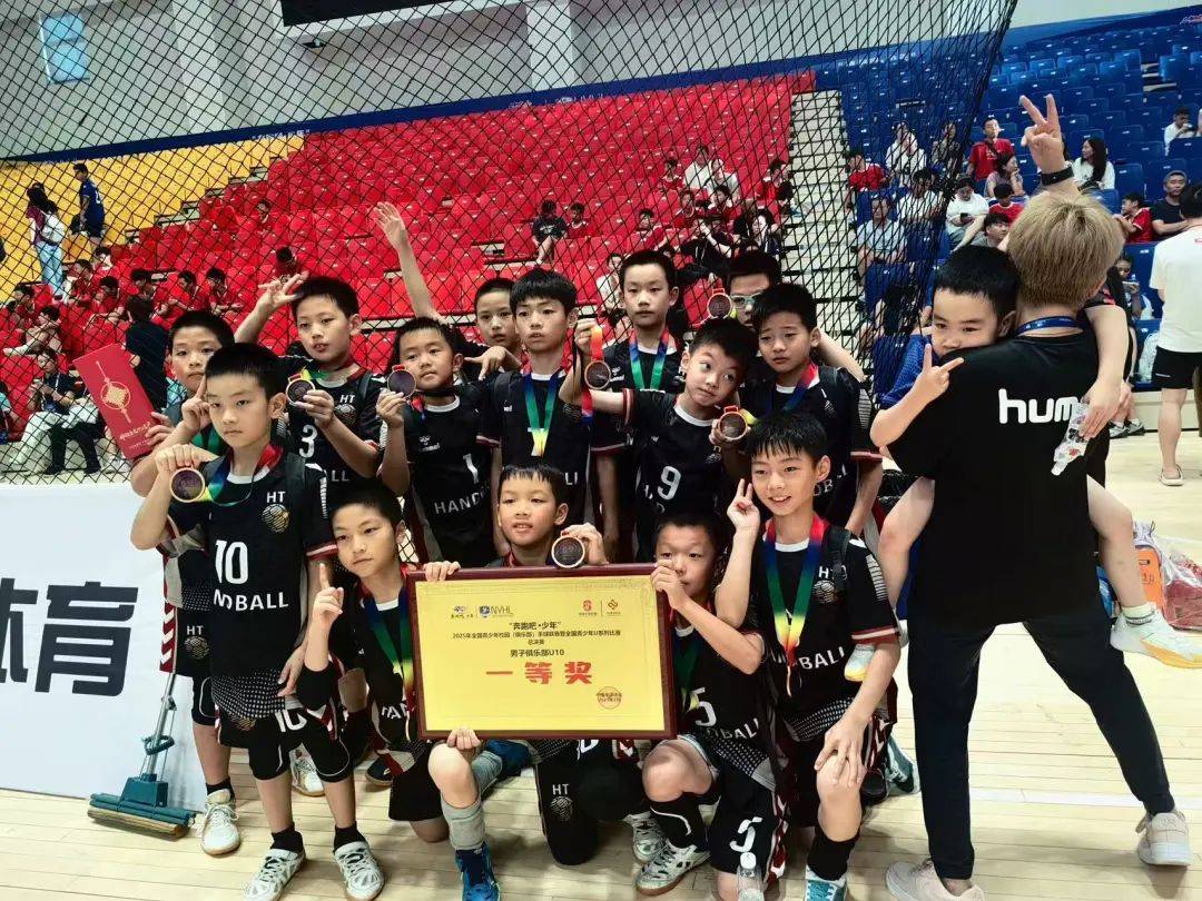 比赛中球员们展现出色的技术,赢得掌声 比赛中球员们展现出色的技术,赢得掌声